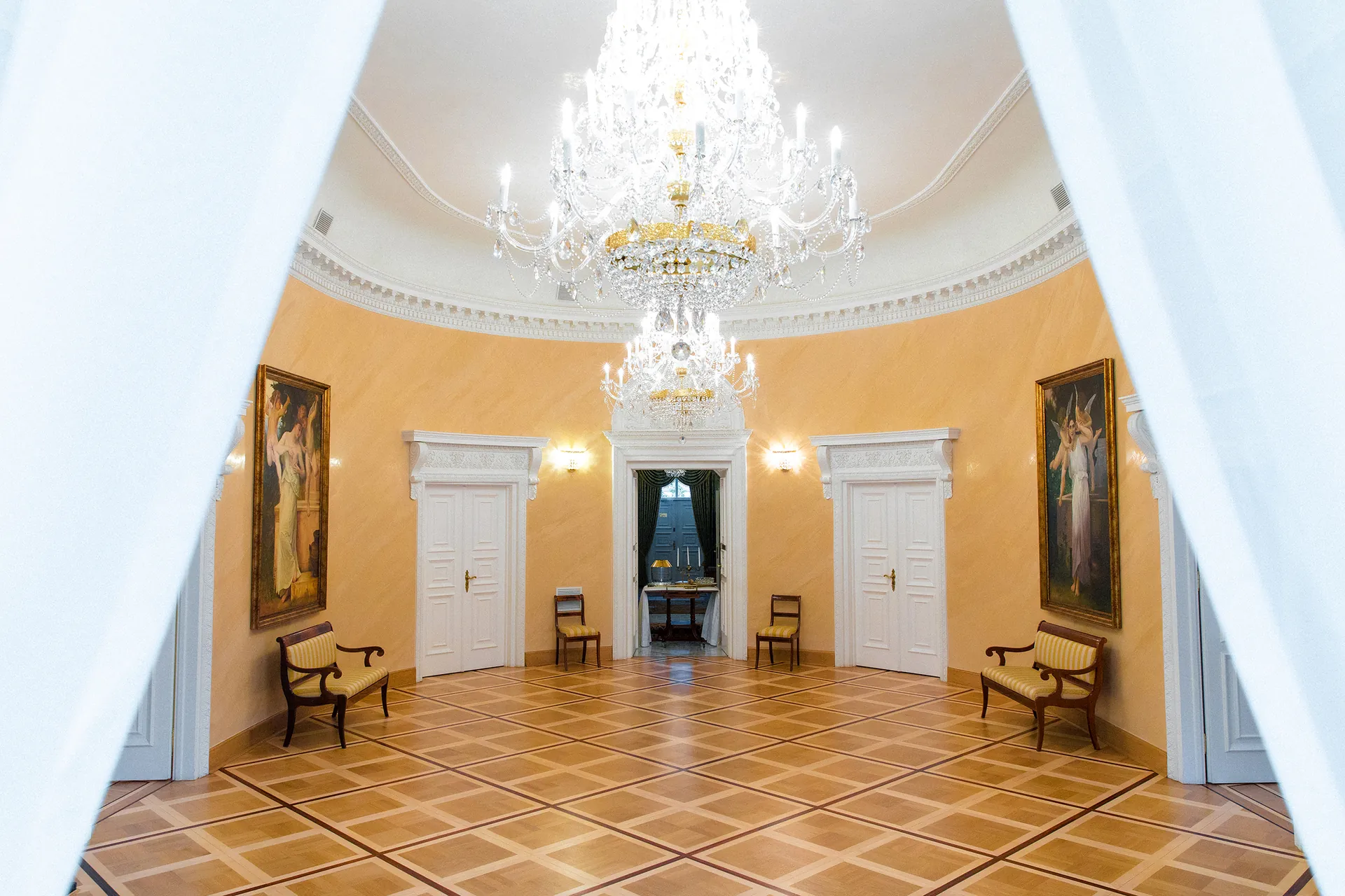 Rotunda pałacowa z kryształowym żyrandolem