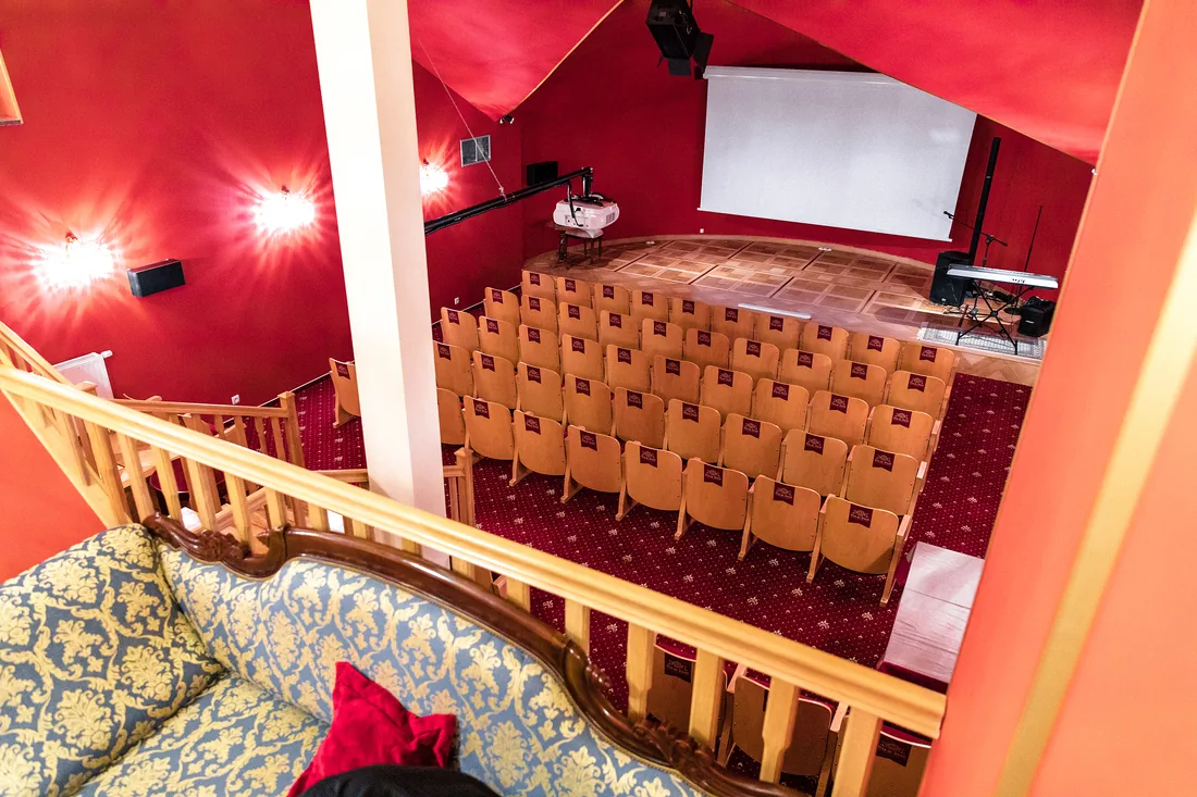 Sala z amfiteatralnym układem miejsc