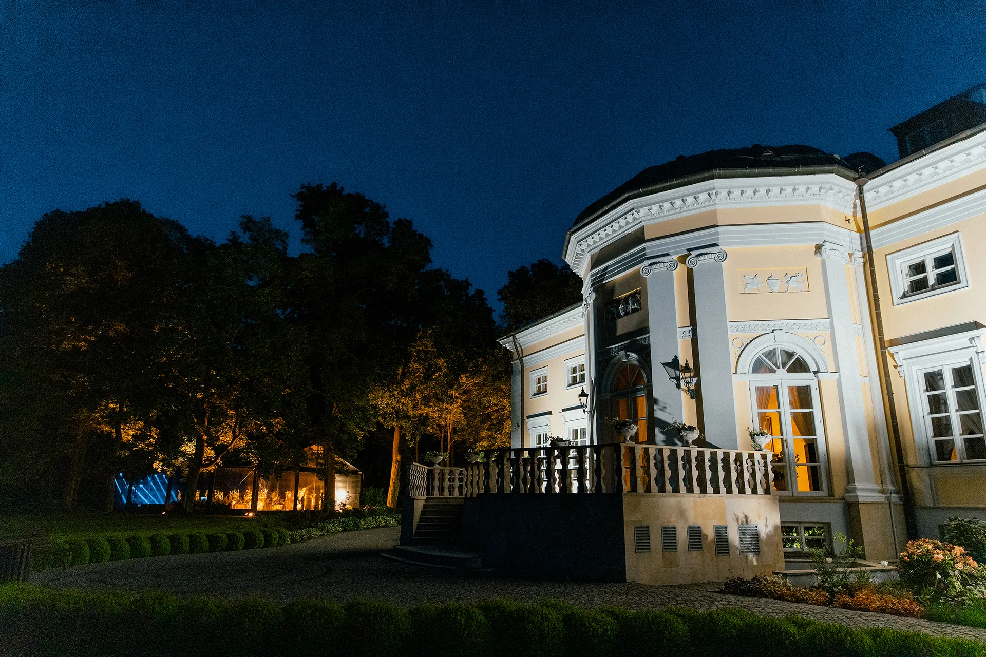 Rotunda pałacu oświetlona o zmroku