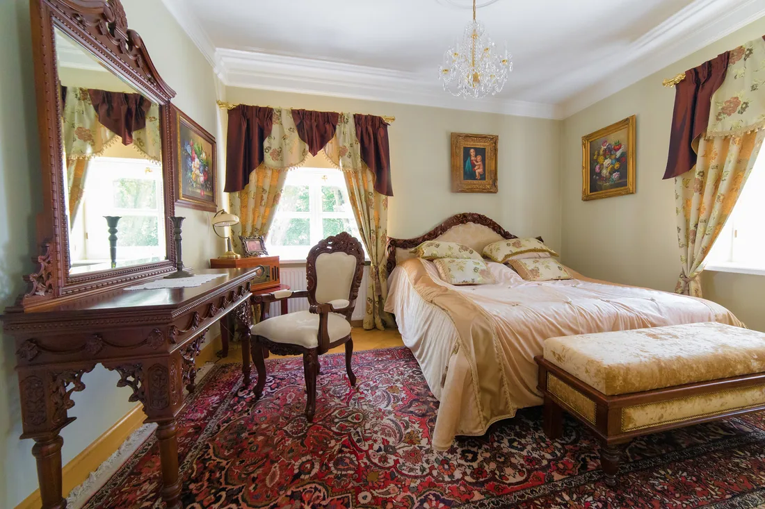 Apartament pałacowy z zabytkowymi meblami