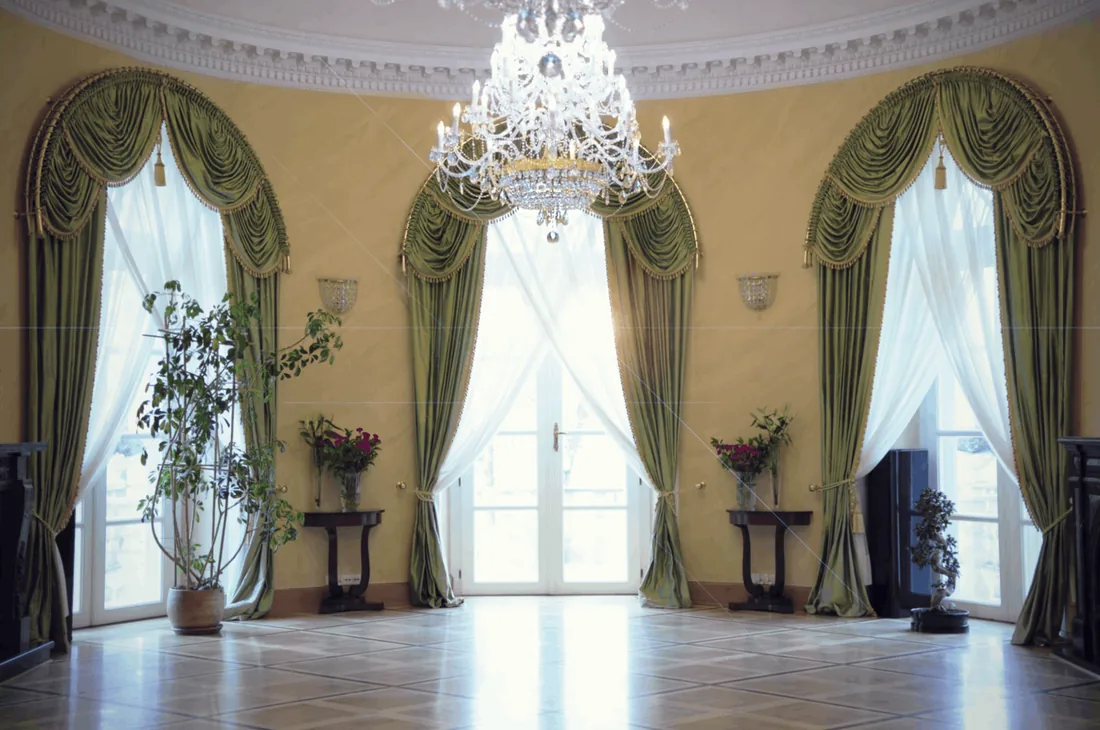 Salon pałacowy z zielonymi draperiami