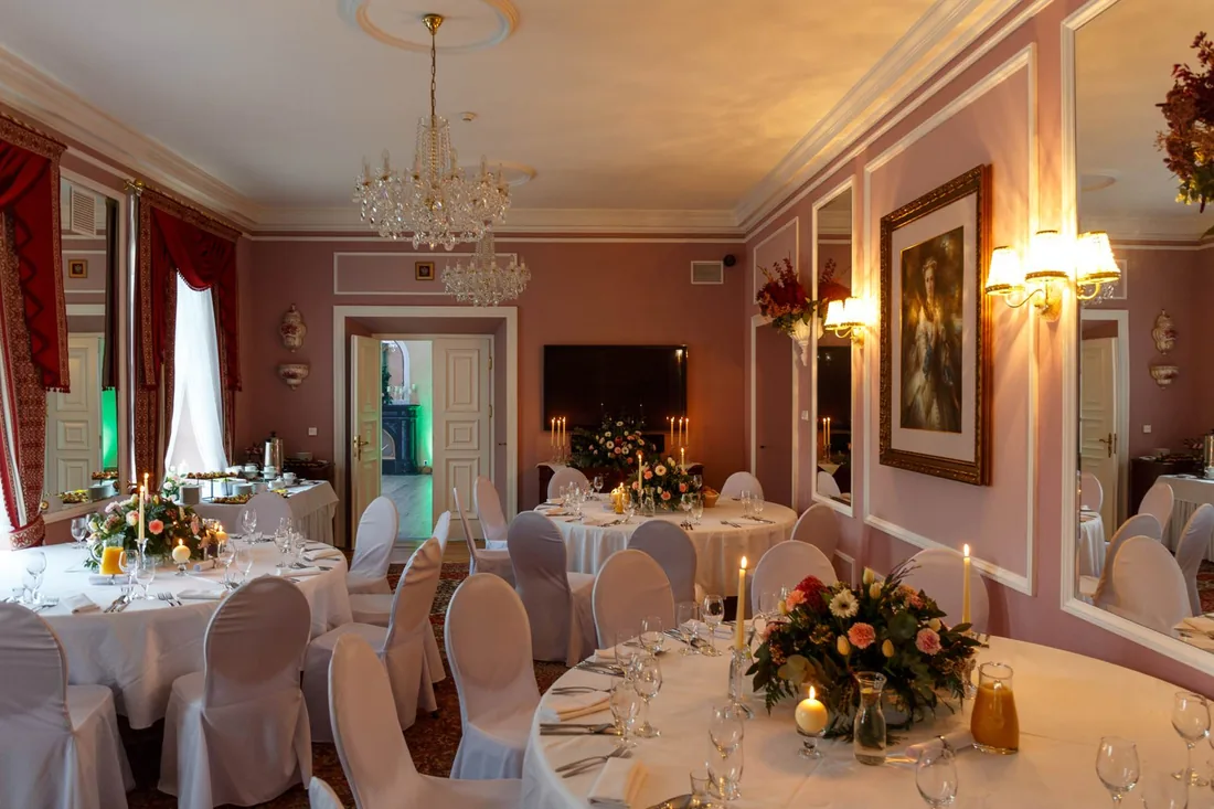 Sala przygotowana do przyjęcia weselnego